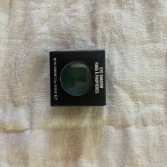 MAC Green Room Satin Eyeshadow - Picture 5 of 7